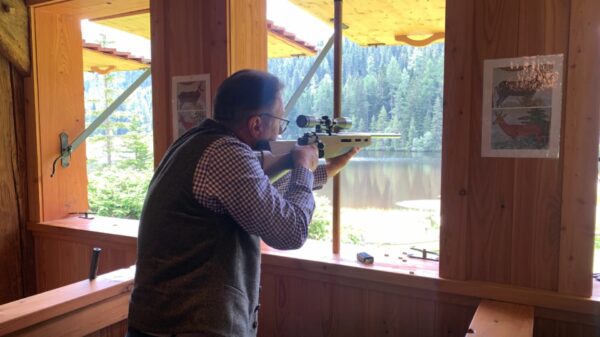 Ein Mann beim Zielen mit einem Gewehr beim traditionellen Preberschießen im Lungau