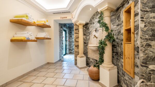 Herbstliche Farben im Wellnessbereich vom Hotel Wastlwirt im Lungau