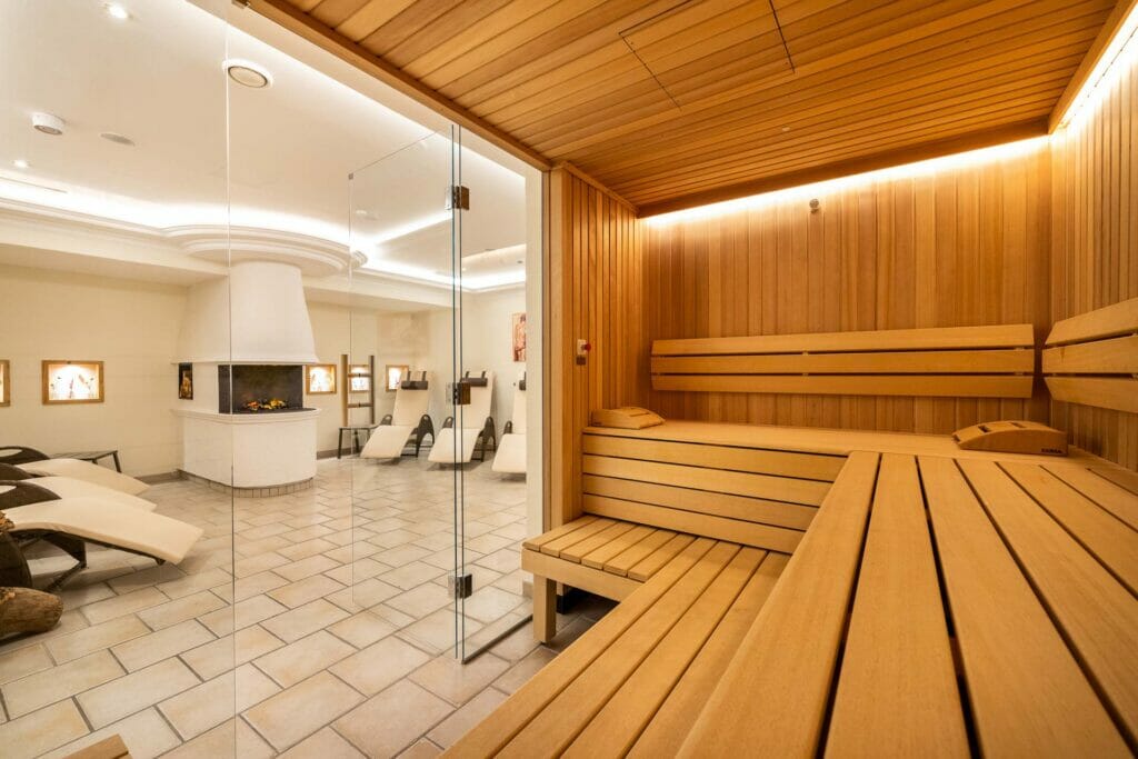Blick von der Sauna auf die Relax-Liegen im Wellnessbereich unseres 4 Sterne Hotels