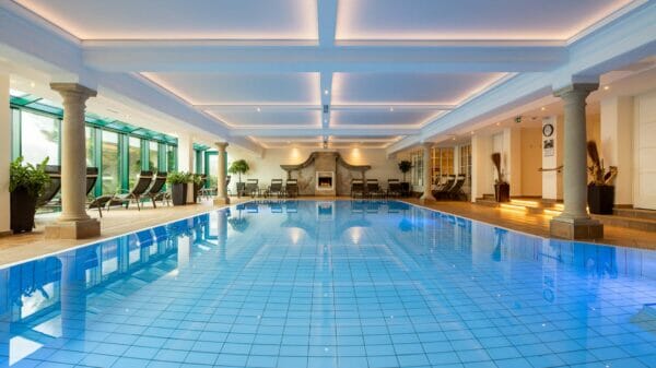 Blick auf den Indoor Pool im Wellnessbereichs unseres Hotels