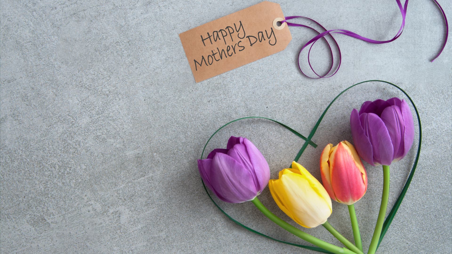 Dekoratives Bild mit einem kleinen Strauß aus Tulpen als Geschenk zum Muttertag