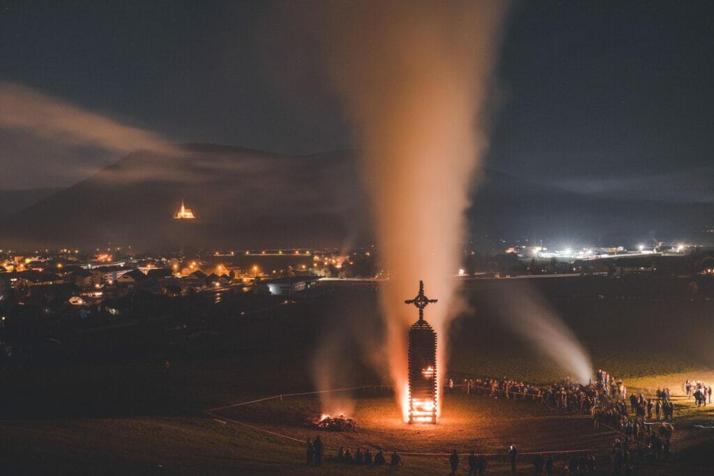 Das spektakuläre Osterfeuer im Lungau aus der Ferne