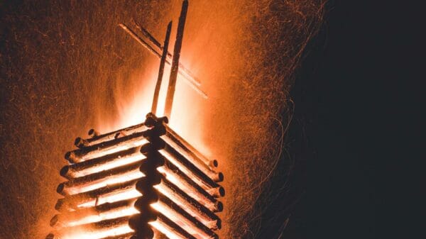 Osterfeuer im Lungau mit springenden Funken
