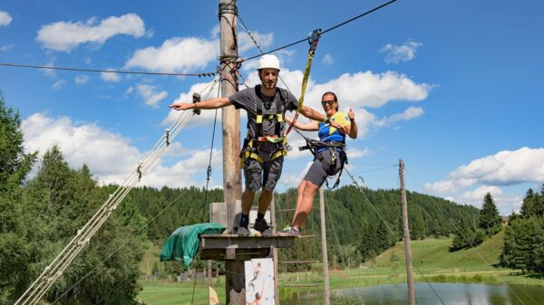 Ein Mann hat Spaß beim Flug mit dem Flying Fox im Outdoor Park Lungau