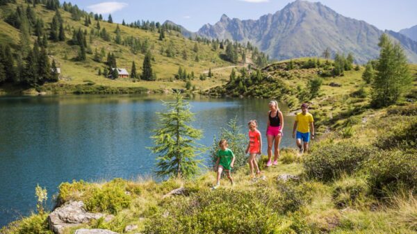 Eine Familie spaziert um einen der zahlreichen Bergseen im Salzburger Lungau und genießt dabei die Sommerfrische im Lungau