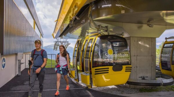 Paar beim Ausstieg aus einer der Sommerbergbahnen im Lungau, der Sonnenbahn Speiereck