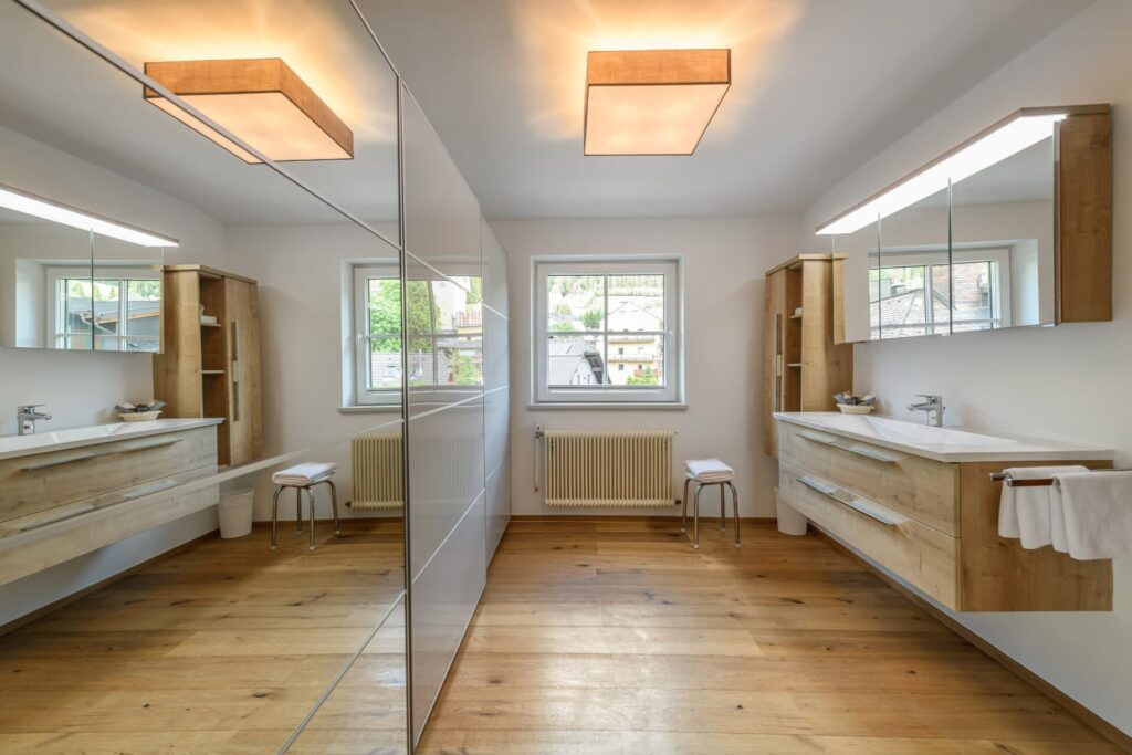 Badezimmer mit großen Spiegelschrank und Waschbecken der Suite im Hotel Wastlwirt im Lungau