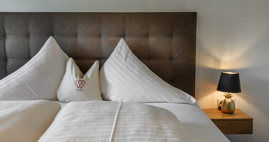 Komfortables Doppelbett im Schlafzimmer der Panorama Suite