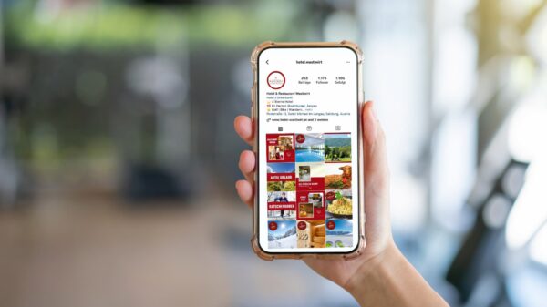 Bild eines Smartphones, das den Instagram Account vom Hotel Wastlwirt zeigt.