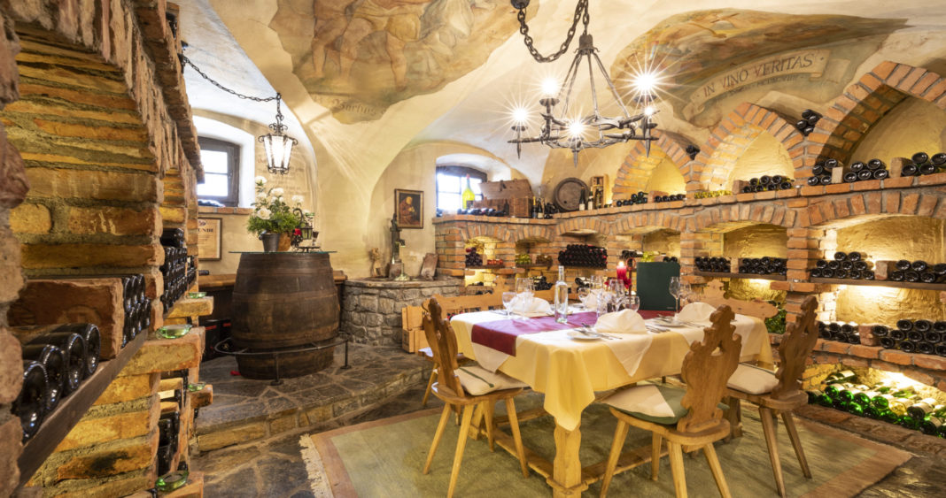 Hotel Wastlwirt - Gedeckter Tisch im Weinkeller