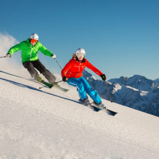Skifahrer bei der Abfahrt