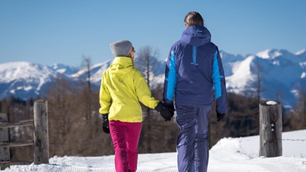 Paar beim Erleben ihres Winterabenteuers im Lungau